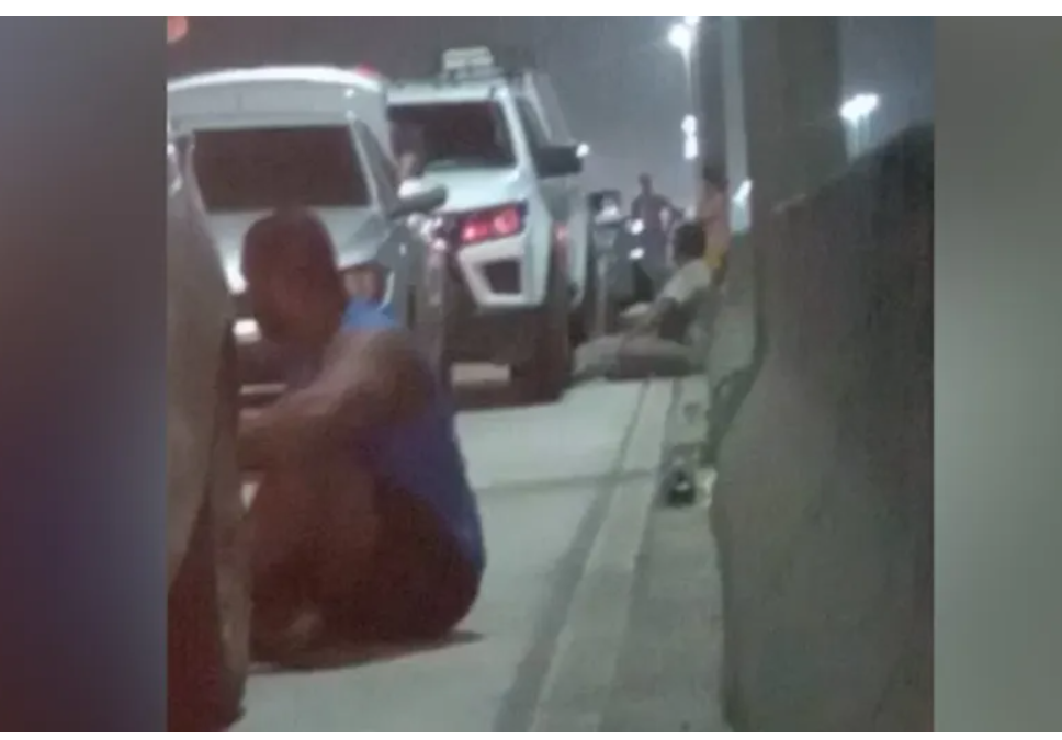 Motoristas descem dos carros para se proteger de tiroteio na Avenida Brasil (assista ao vídeo)