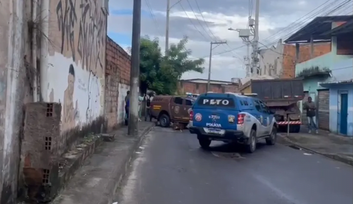 Acusado de feminicídio mantém dois adultos e três crianças como reféns em Salvador