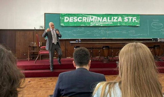Moraes é surpreendido com protesto pela discriminalização das drogas na Faculdade de Direito da USP