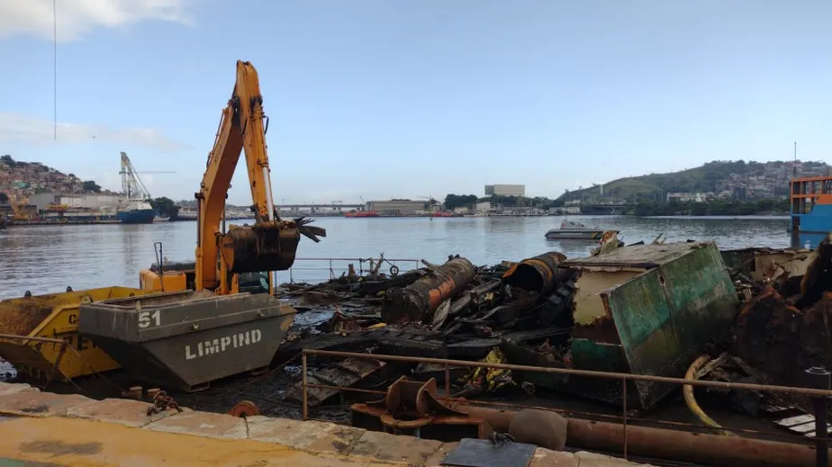 Embarcações abandonadas começam a ser retiradas da Baía de Guanabara