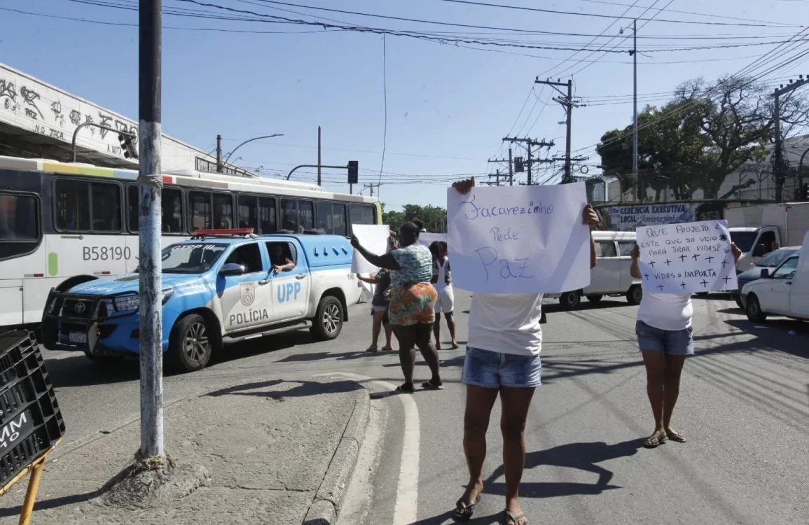 Protesto no Jacarezinho pede paz após sucessivos confrontos em operações policiais no fim de semana