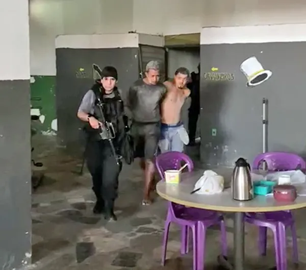 Operação Policial em Parada de Lucas prende 17 pessoas; foram encontrados fuzis, granadas e metralhadoras em um bunker