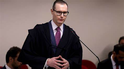 Ministros do Supremo são informados de que Lula indicará Zanin em breve