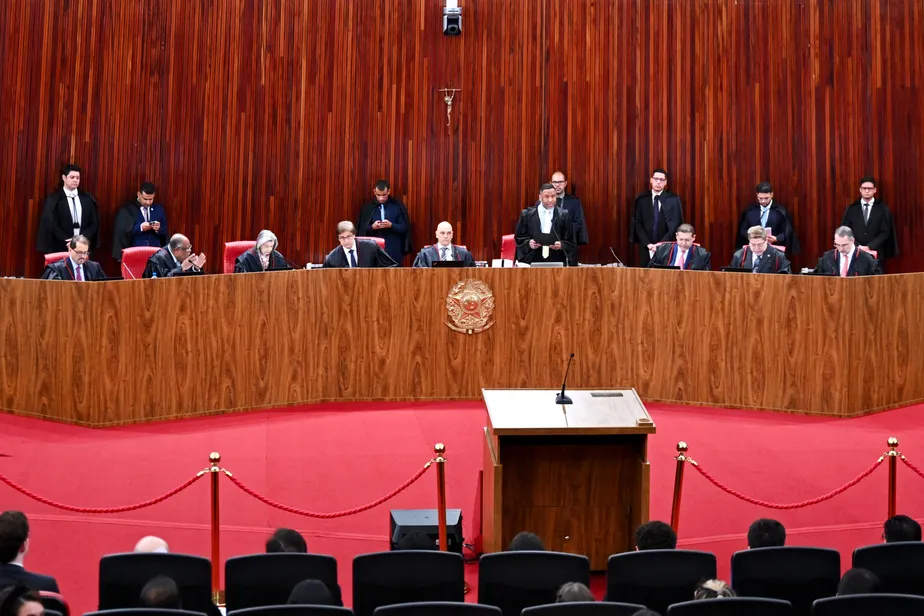 Ministros se organizam para terminar amanhã o julgamento que pode tornar Bolsonaro inelegível