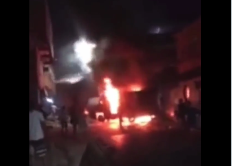 Traficantes botam fogo em caveirão da PM em confronto no Bateau Mouche, Jacarepaguá (vídeos)