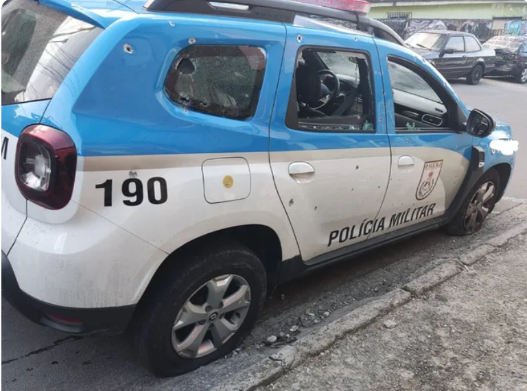 Criminosos encurralam policiais e metralham carro da PM na Praça Seca