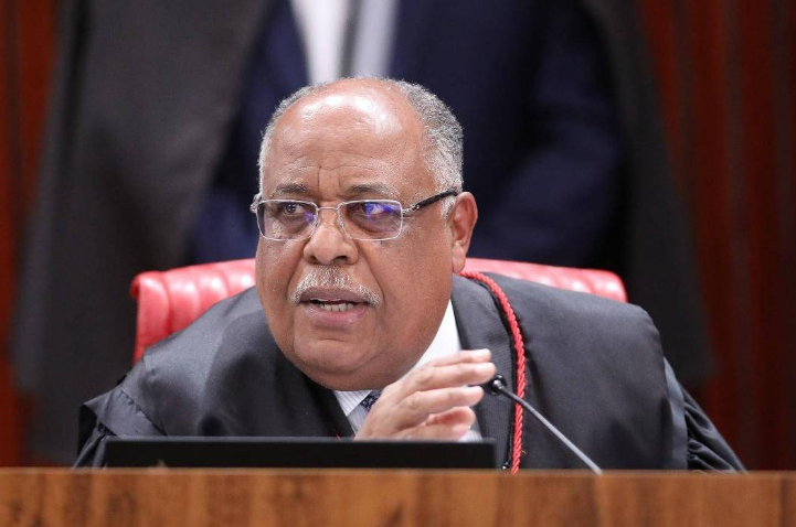 Corregedor do TSE faz leitura da ação que pode tornar Bolsonaro inelegível e promete “objetividade”