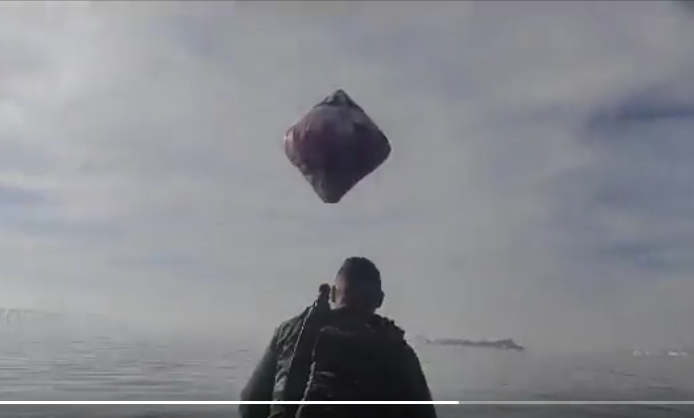 PM faz operação para apreender balões na baía de Guanabara (assista ao vídeo)