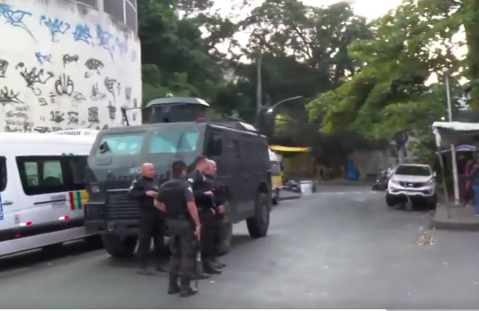 PM faz operação na Rocinha para prender traficantes de outros estados escondidos na comunidade (assista ao vídeo)