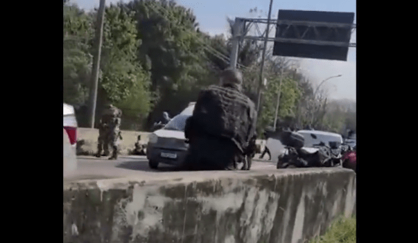 Confronto a tiros causa pânico na Linha Vermelha e morte de miliciano (assista ao vídeo)