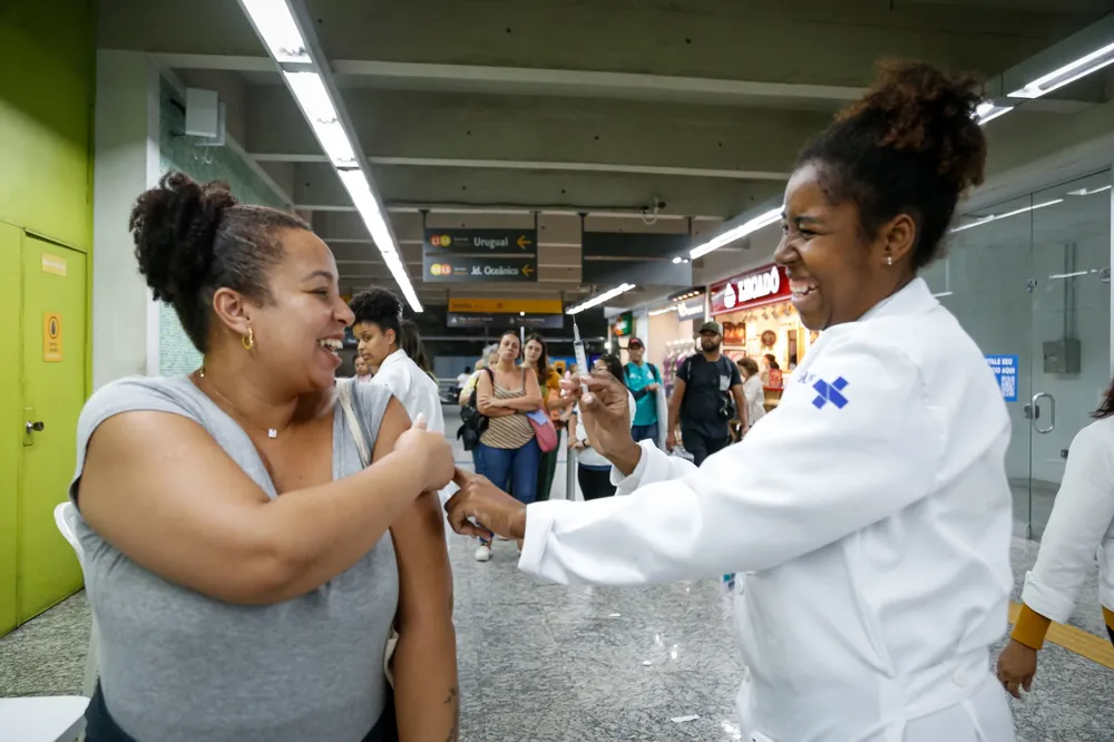Estações do Metrô Rio vão receber postos de vacinação contra Covid e gripe durante o mês de junho