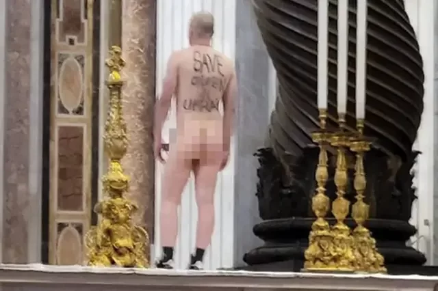 Em protesto contra a guerra na Ucrânia, homem fica nu diante do Vaticano