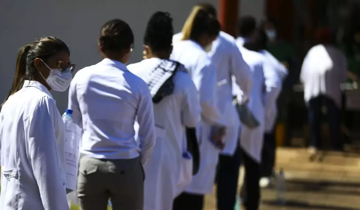 “Mais médicos” tem disputa acirrada: seis profissionais para cada vaga