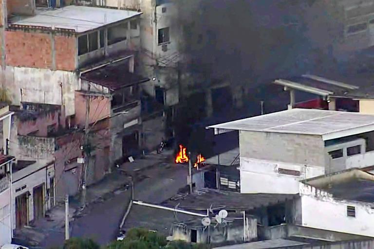 Dez suspeitos de cobrar aluguel de moradores em nome do tráfico são presos no Rio