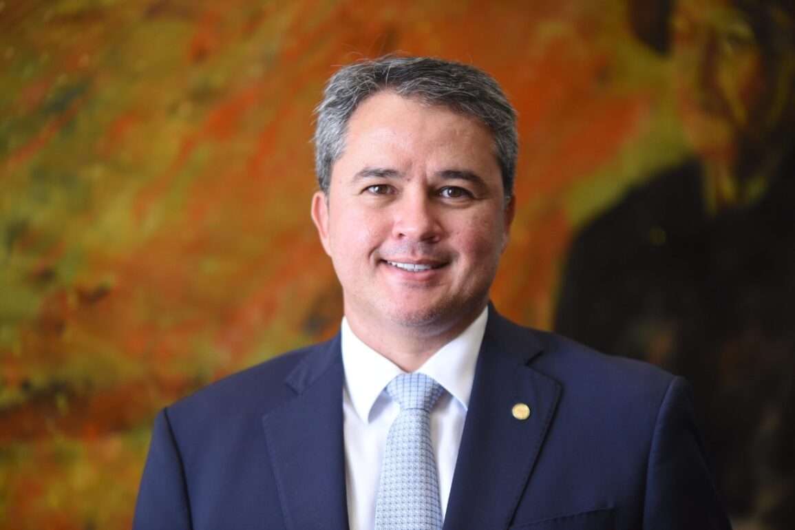 Efraim Filho se filia ao PL e mira governo da Paraíba