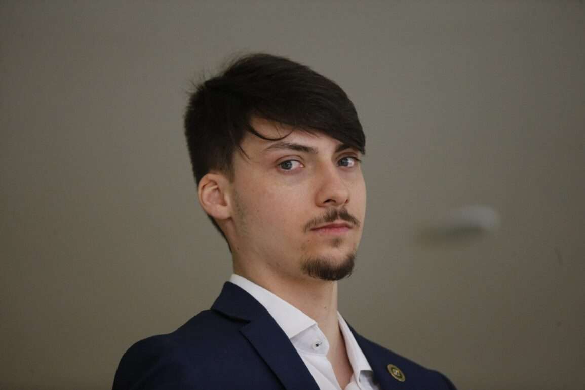 Filho de Bolsonaro levou do Planalto itens do acervo privado do ex-presidente, diz ex-funcionário