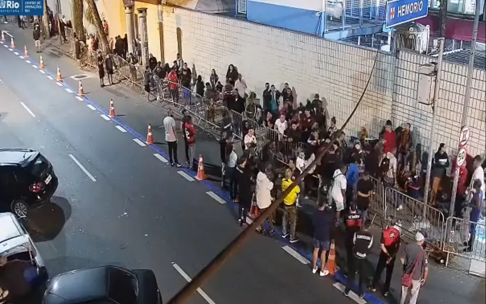 Hemocentro tem grande fila de doação no Centro do Rio com campanha que dá ingressos para Flamengo x São Paulo