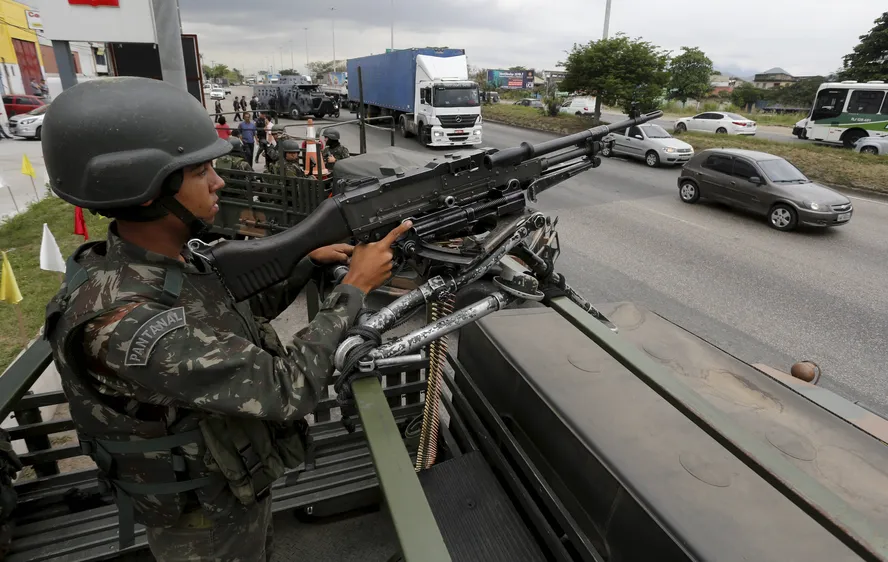 Investigação da PF indica que coronel da Aeronáutica produziu documento falsificado para compra de coletes durante intervenção no Rio