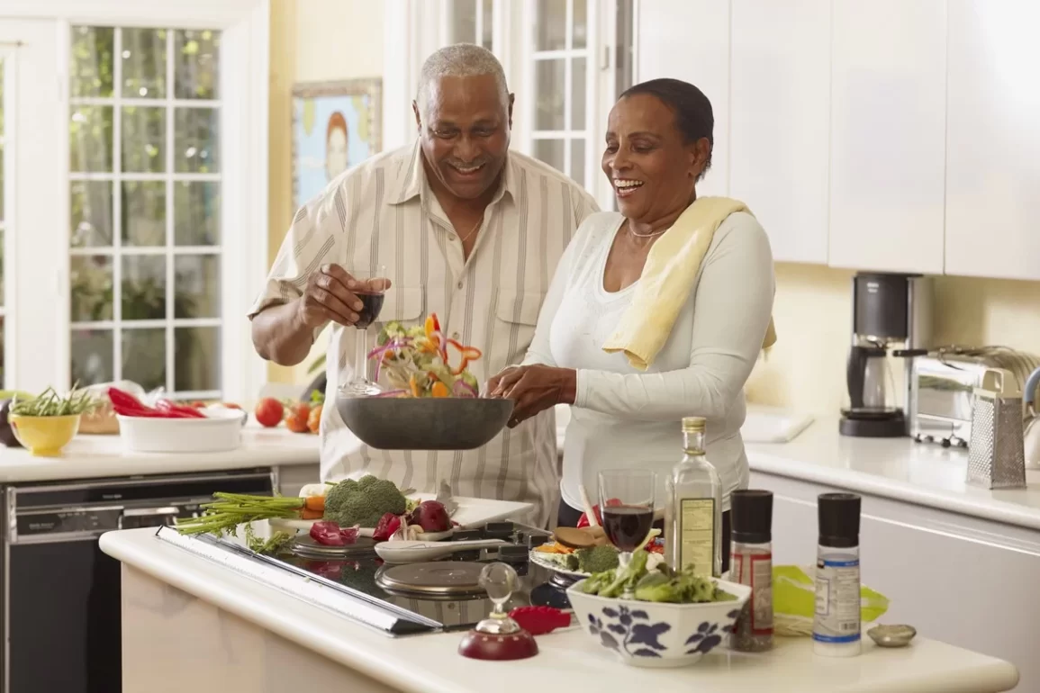 Com alterações provocadas pelo envelhecimento, mudanças nos hábitos alimentares são importantes para a saúde. Saiba quais