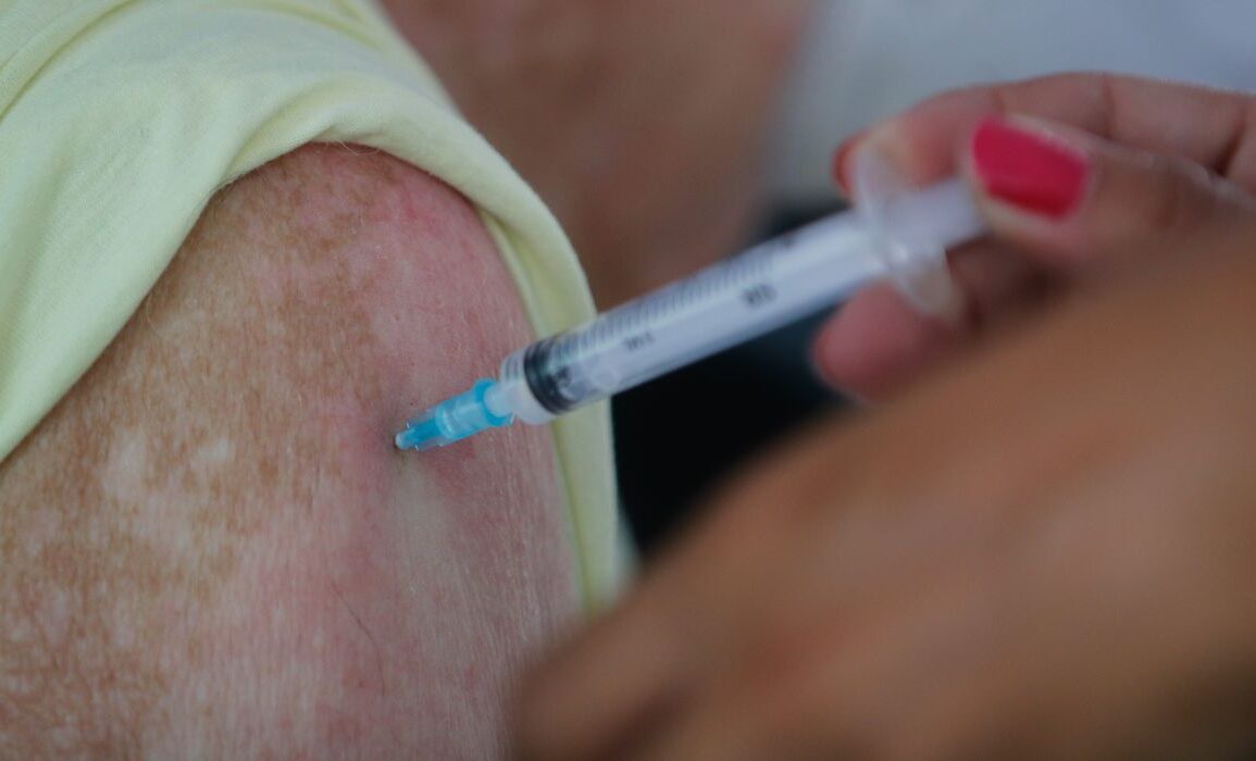 Vacina contra covid será incluída no Programa Nacional de Imunizações em 2024