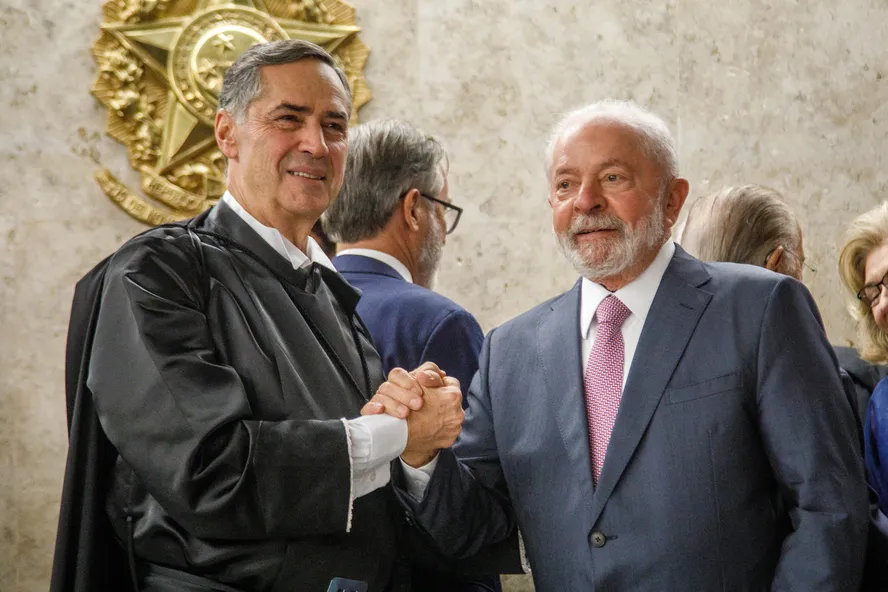 Lula e Luís Roberto Barroso fazem reunião particular depois da aprovação pelo Senado de PEC que limita poderes do STF