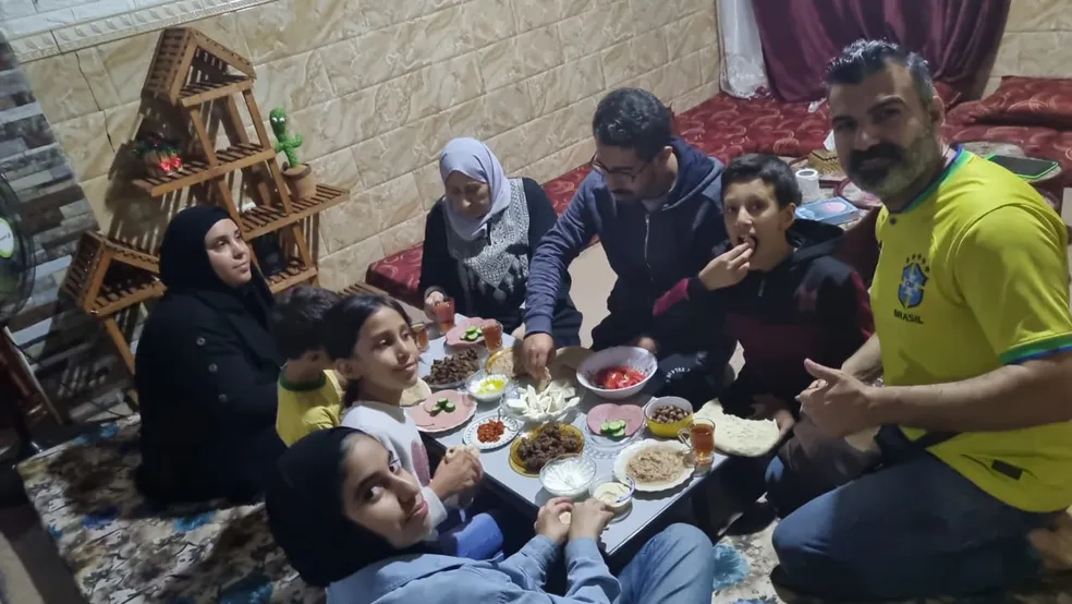 Brasileiros que esperam para deixar Gaza ficarão juntos em um novo abrigo, enquanto fronteira com Egito não voltar a abrir; data de saída é incerta