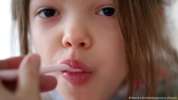 Estudo alerta que antibióticos usados em crianças são cada vez menos eficazes