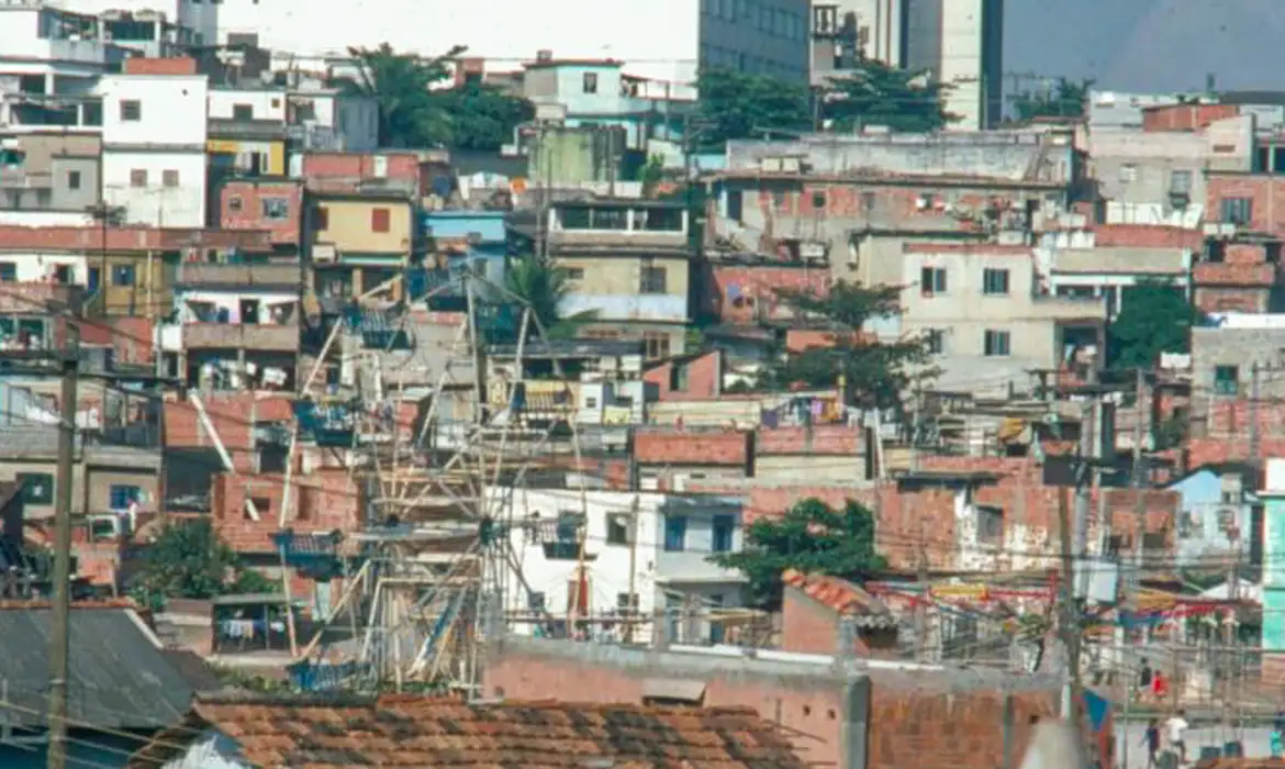 Crime na Maré: carreta com motores de geladeira é alvo de saque