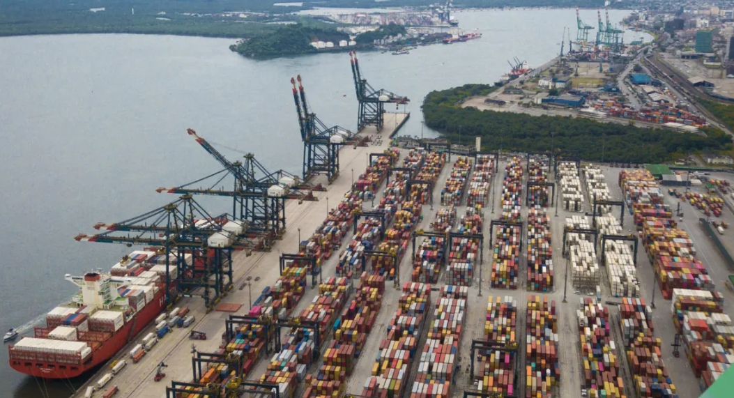 Brasil lidera países favorecidos com anúncio de tarifa global de 15% por Trump