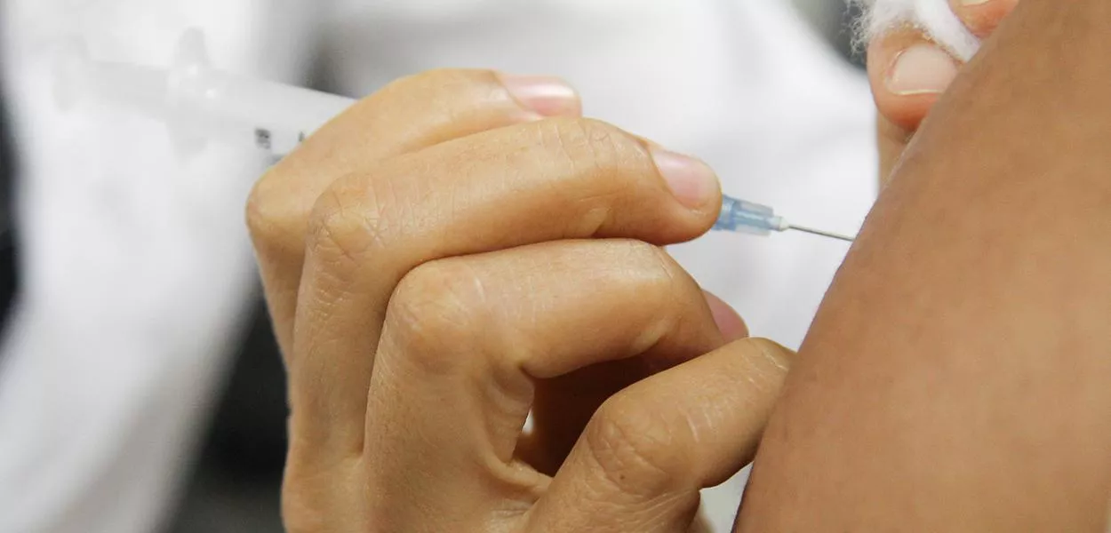 Cidade no MS é a primeira do Brasil a receber vacinação em massa contra dengue