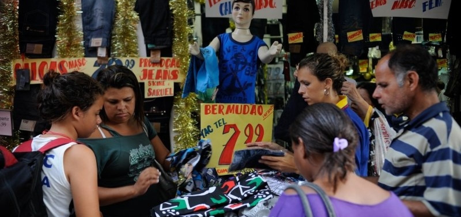 Setor de serviços recua 0,4% em dezembro, mas fecha 2025 com alta de 2,8%