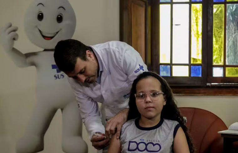 Vacinação contra a dengue começa nesta sexta-feira no Rio; crianças de 10 anos serão as primeiras a receber o imunizante