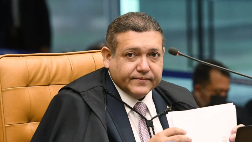 Ministros do STF articulam análise colegiada da decisão de Nunes Marques que livrou Rogério Andrade de tornozeleira eletrônica