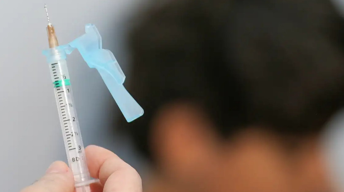 Baixa adesão: vacinação contra dengue alcança apenas 18% do público-alvo no Rio