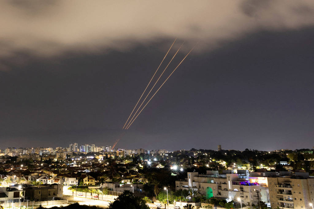 Explosões em aeroporto a 450 km de Teerã são de mísseis israelenses, diz TV americana. Irã ativa sistemas de defesa