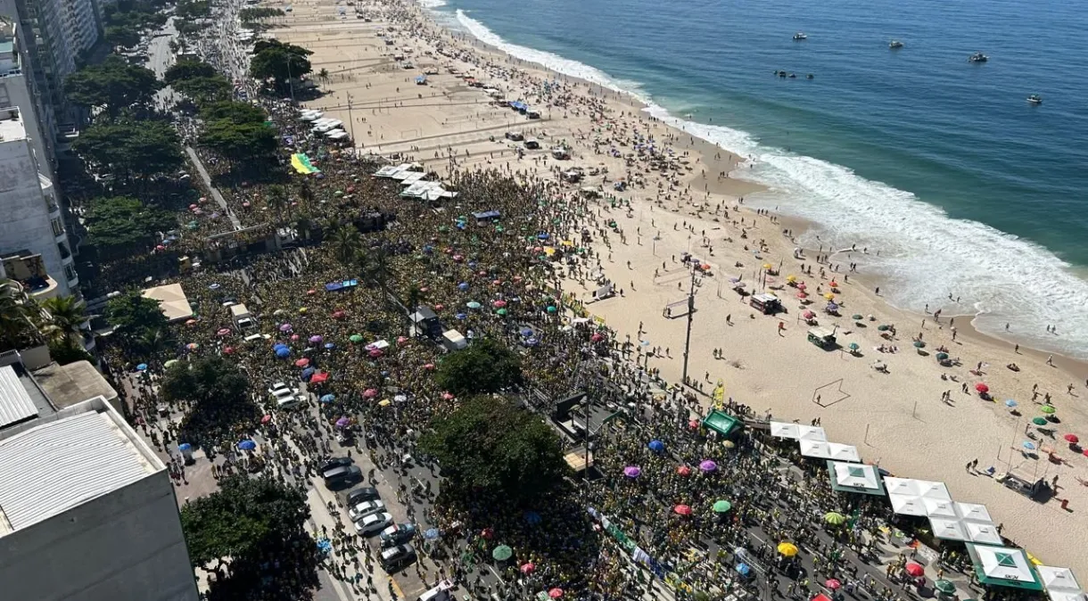 Aliados de Bolsonaro ficam decepcionados com número de apoiadores presentes no ato realizado em Copacabana