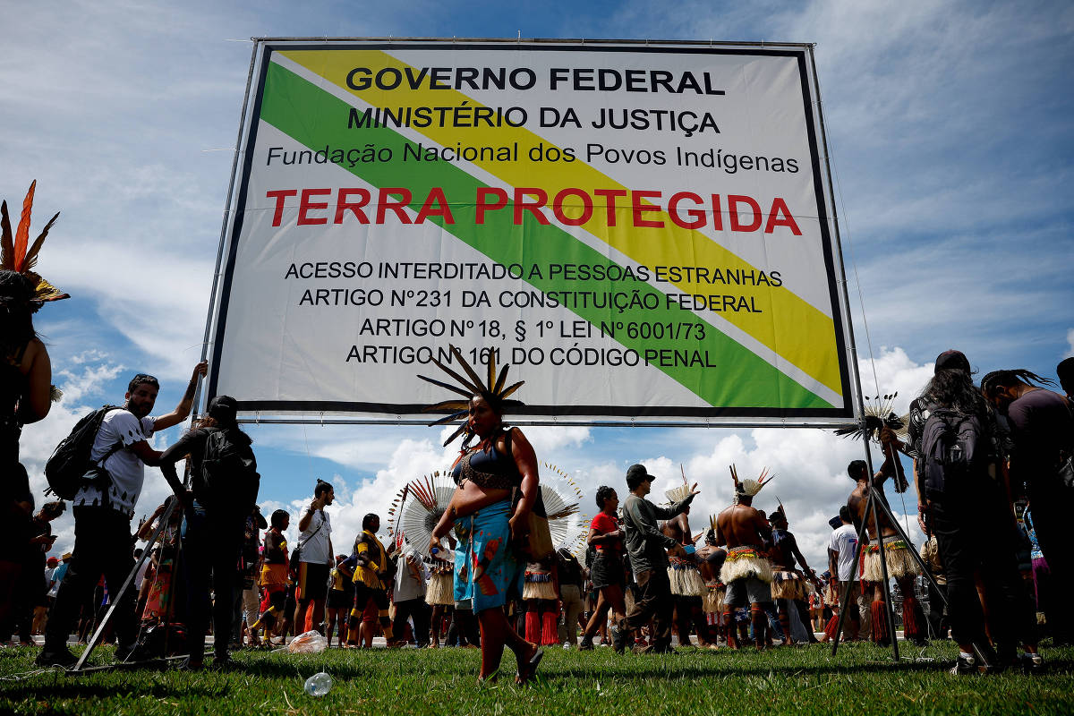 Lira veta projeção de frases pró-demarcação de terras durante ato indígena em Brasília