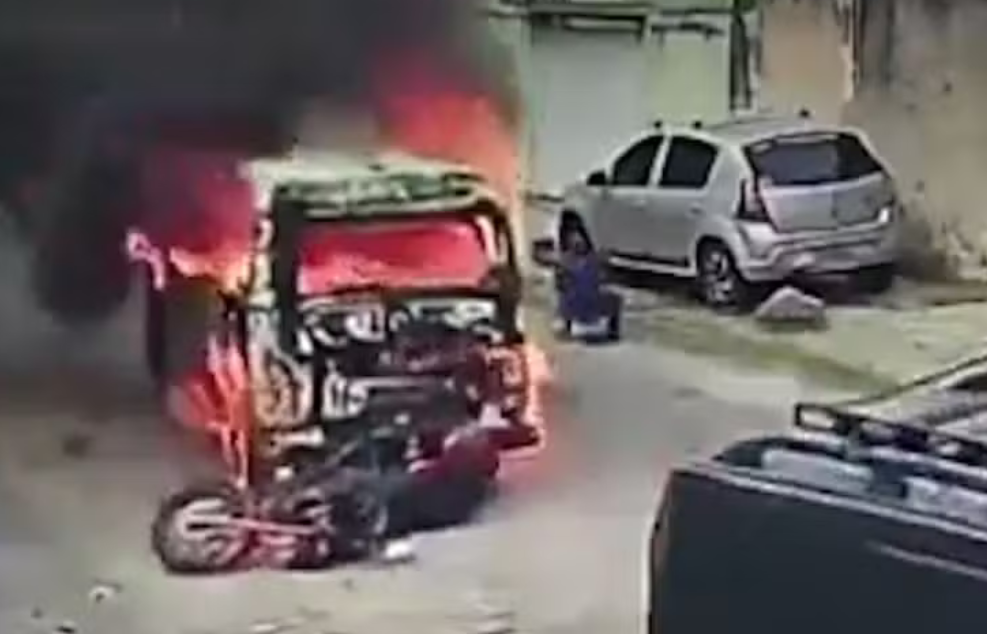 Motociclista é atropelado por kombi em chamas no RJ e tem ferimentos leves: “Foi Deus” (vídeo do acidente)