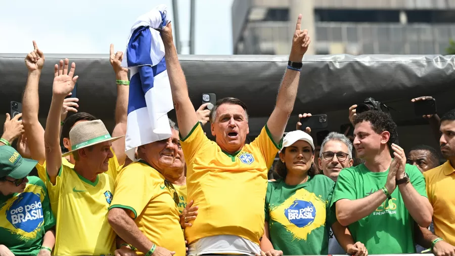 Ato de Bolsonaro em Copacabana neste domingo terá presença de três governadores e nove senadores