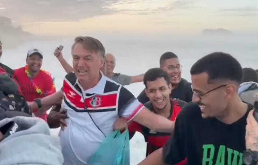 Bolsonaro é quase derrubado por onda ao divulgar ato deste domingo ao lado de apoiadores na praia da Barra (vídeo)