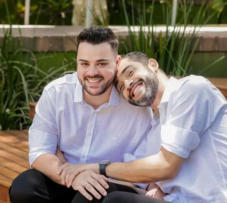 Casal gay de São Paulo denuncia empresa por homofobia, após recusa em produzir convites de casamento
