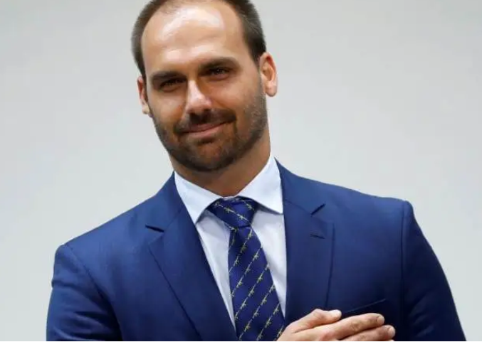 “Estou conversando com o meu pai”, diz Eduardo Bolsonaro sobre assumir a presidência do PL