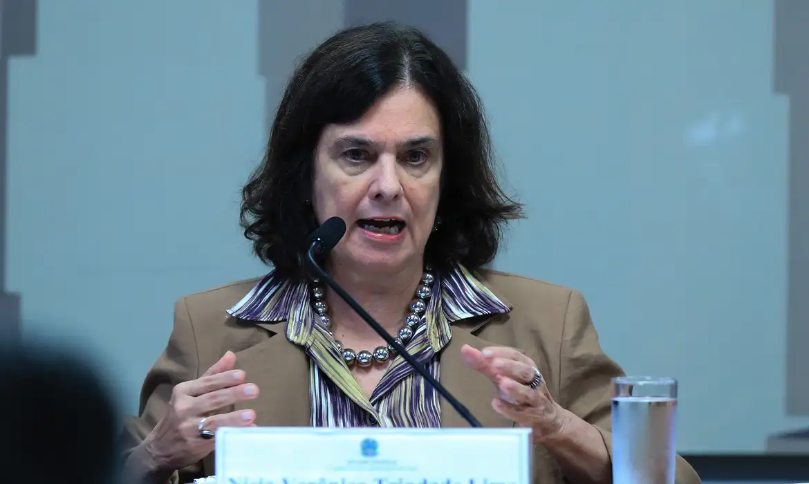 Ministra da Saúde culpa negacionismo por baixa adesão à vacina da dengue