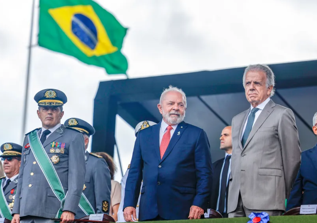 Em evento ao lado de Lula, comandante do Exército diz que Força tem compromisso com “os mais caros ideais democráticos”