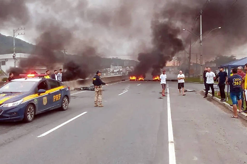 PGR denuncia nove pessoas por bloquear estradas após derrota de Bolsonaro nas eleições de outubro de 2022