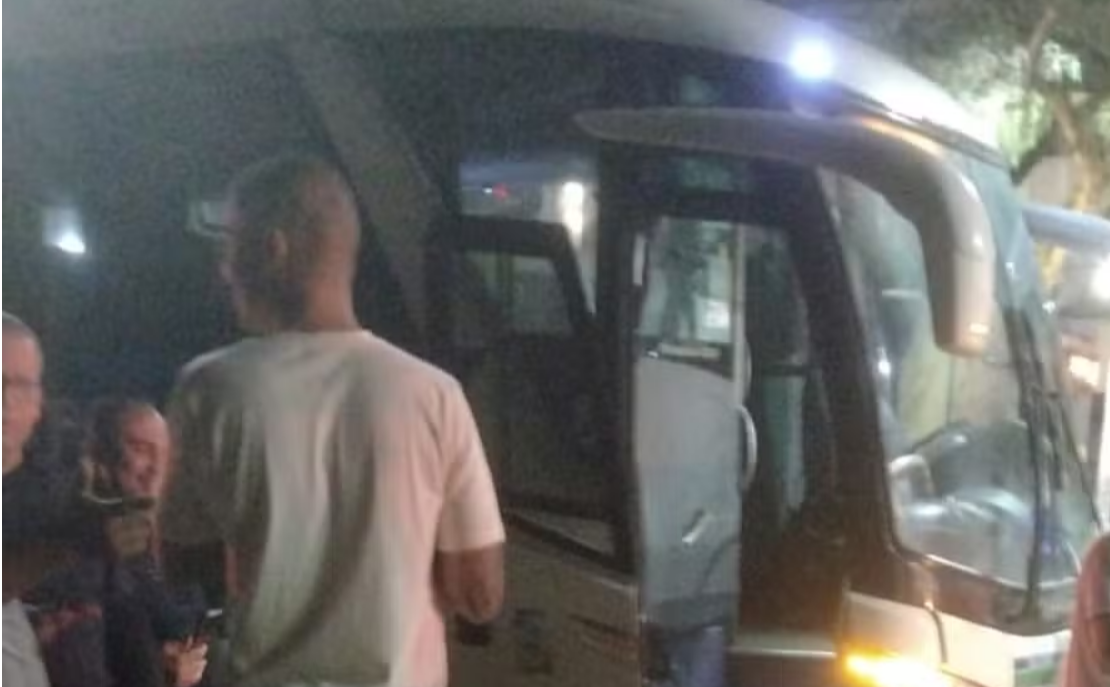 Assaltantes são recebidos a tiros ao abordarem ônibus parado no Aterro com 28 PMs de Angra dos Reis