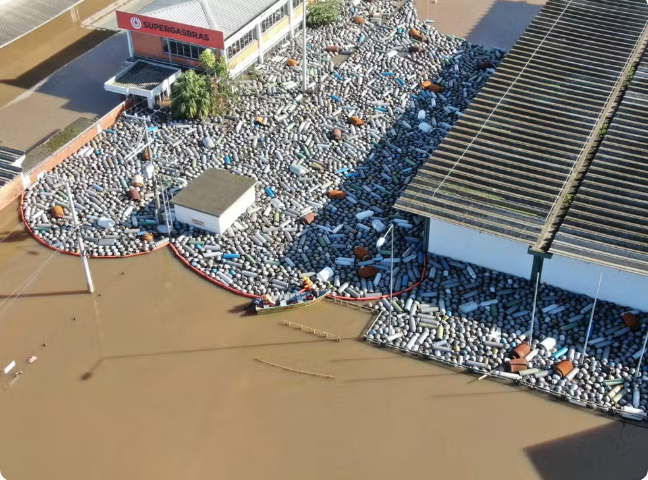 Enchente que atingiu cidade de Canoas carrega botijões de gás flutuando até limite com rio da empresa distribuidora