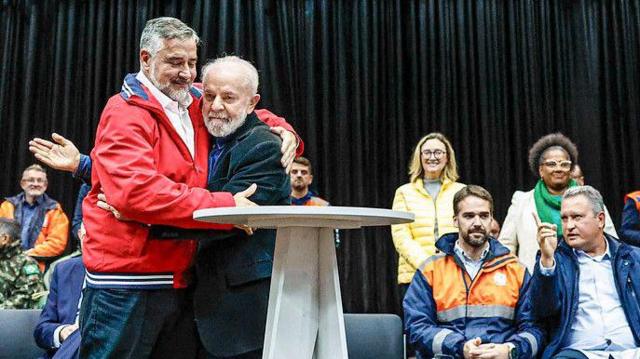 Lula reúne ao menos seis ministros no Planalto sem divulgar pauta do encontro
