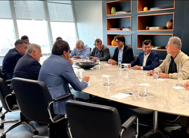 Deputados participam de reunião sobre estádio do Flamengo