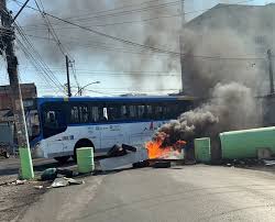 Ônibus, pneus e barricadas são incendiados durante tiroteios em comunidades do Rio